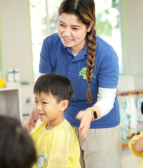 通常の保育や遊びも英語の先生といっしょに